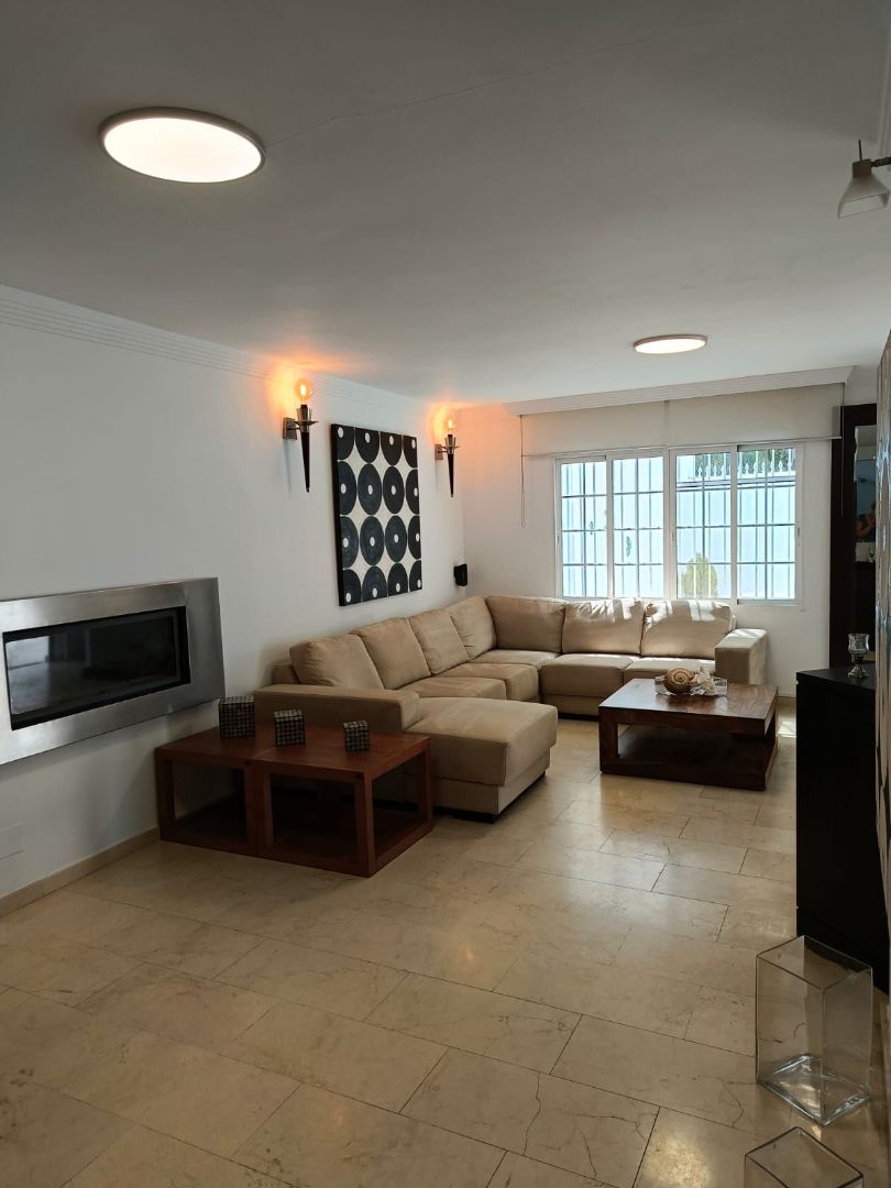 Sala d'estar de Casa o xalet en venda en Marbella amb Aire condicionat, Terrassa i Traster