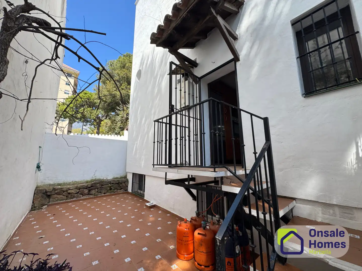 Vista exterior de Casa adosada en venta en Marbella con Terraza, Balcón y Alarma
