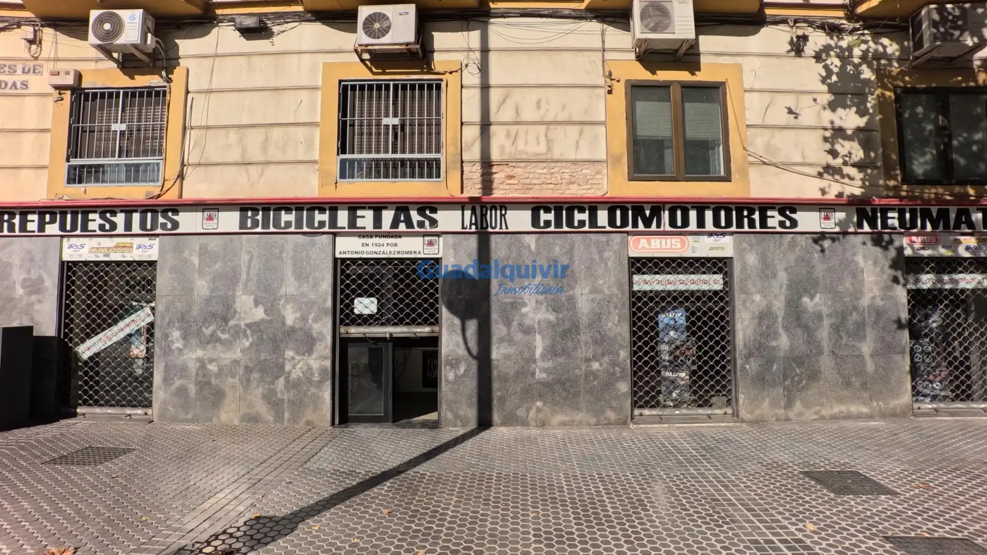 Vista exterior de Local en venta en  Sevilla Capital