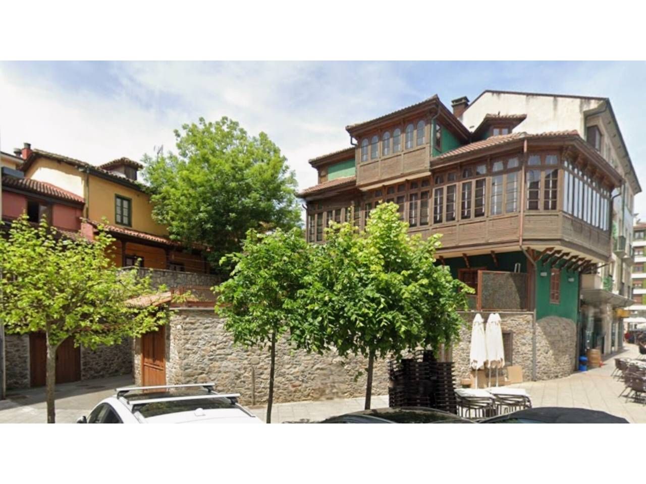 Vista exterior de Casa adosada en venda en Lena amb Calefacció, Terrassa i Moblat