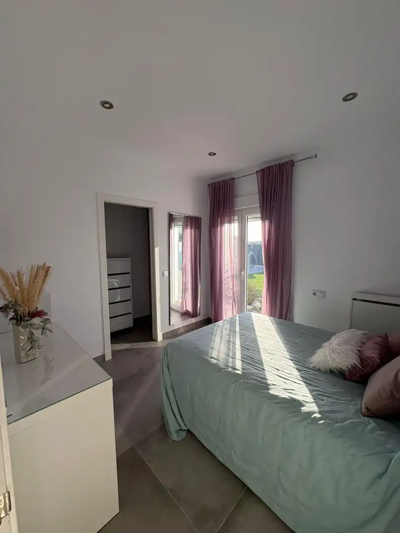 Dormitori de Casa o xalet en venda en Chiclana de la Frontera amb Aire condicionat, Jardí privat i Traster