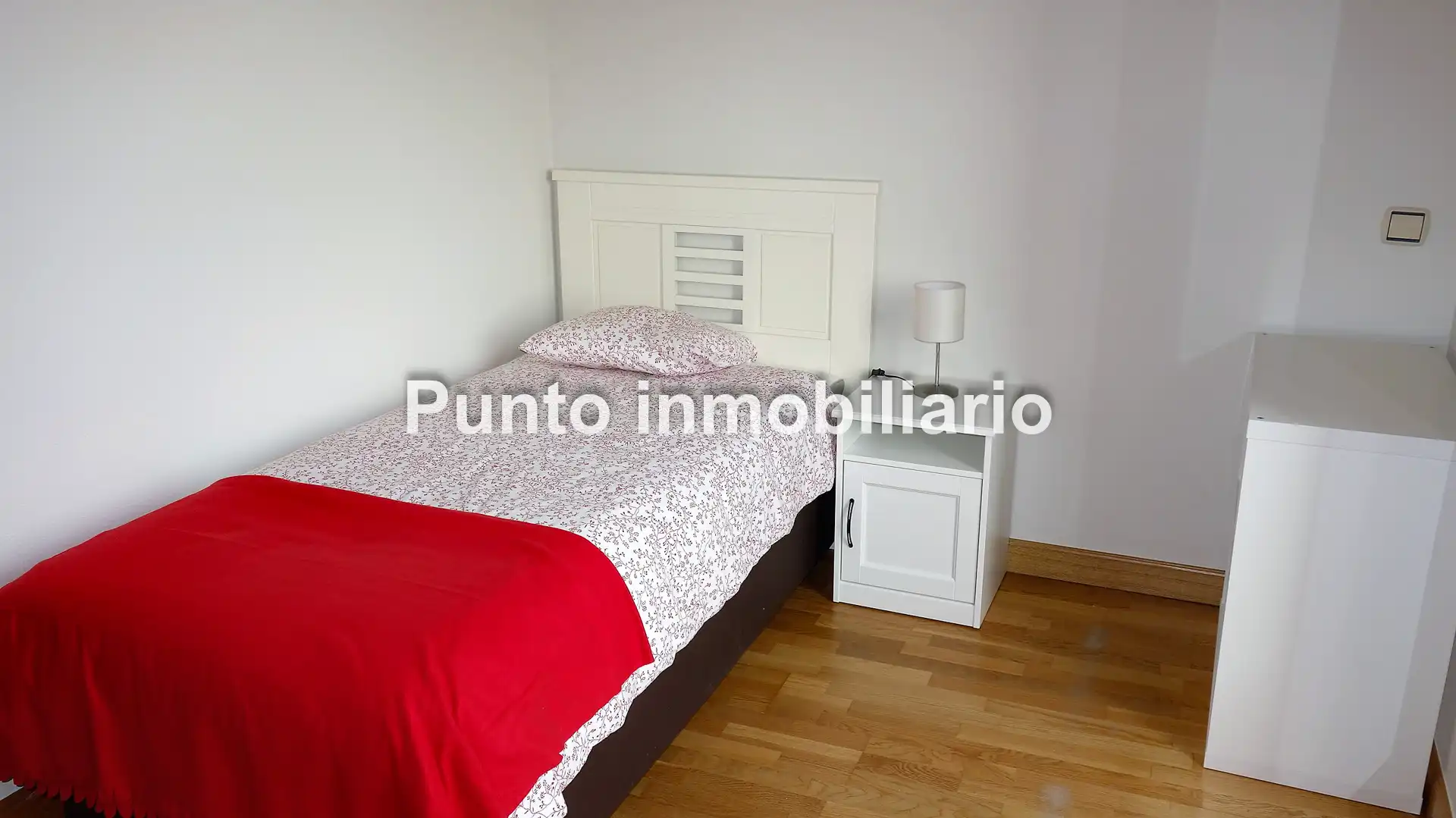Schlafzimmer von Dachboden zur Miete in Valladolid mit Klimaanlage, Heizung und Parkett