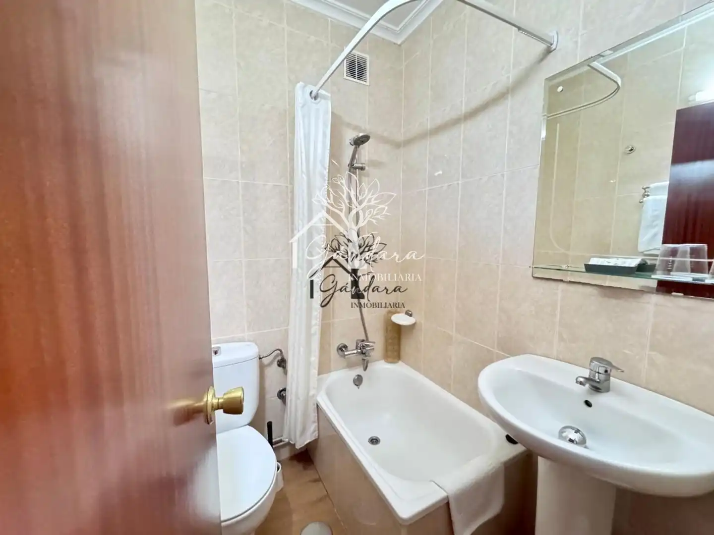 Bany de Edifici en venda en Neda