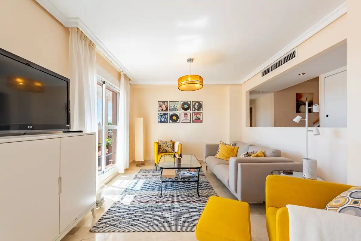 Sala d'estar de Àtic en venda en Estepona amb Aire condicionat, Terrassa i Moblat