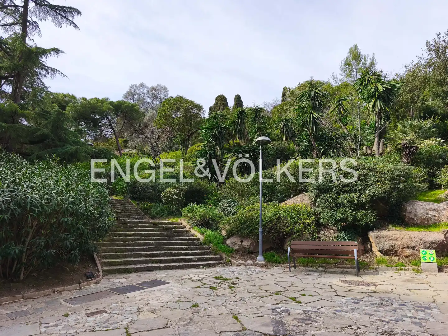 Vista exterior de Piso en venta en Barcelona con Calefacción y Amueblado