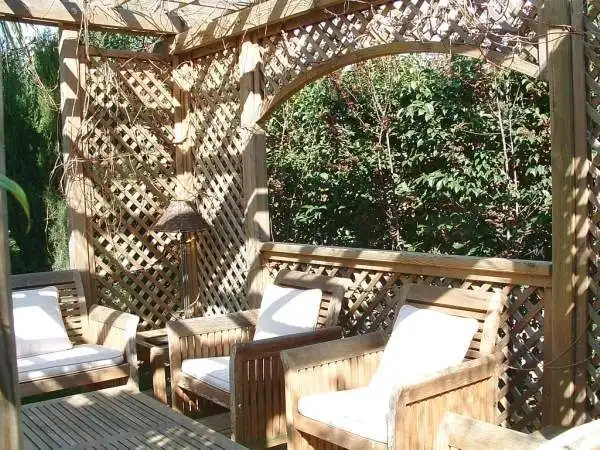 Terrasse von Einfamilien-Reihenhaus zum Verkauf in Navata mit Heizung, Privatgarten und Terrasse