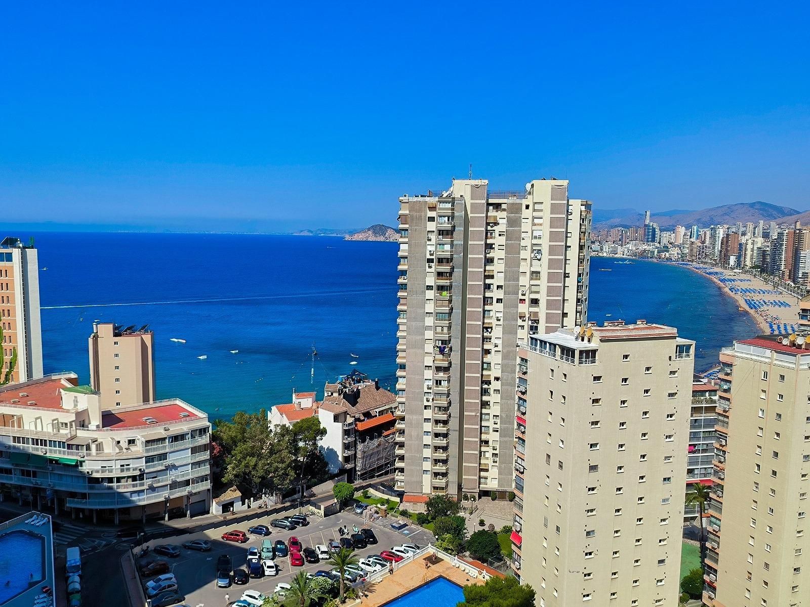 Vista exterior de Apartament en venda en Benidorm amb Aire condicionat, Calefacció i Jardí privat