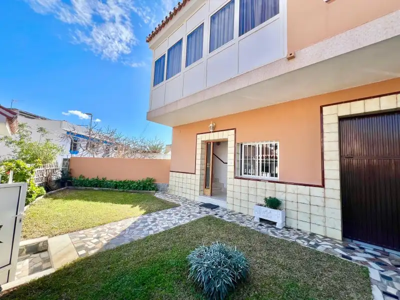 Vista exterior de Casa o xalet en venda en Málaga amb Aire condicionat, Terrassa i Moblat