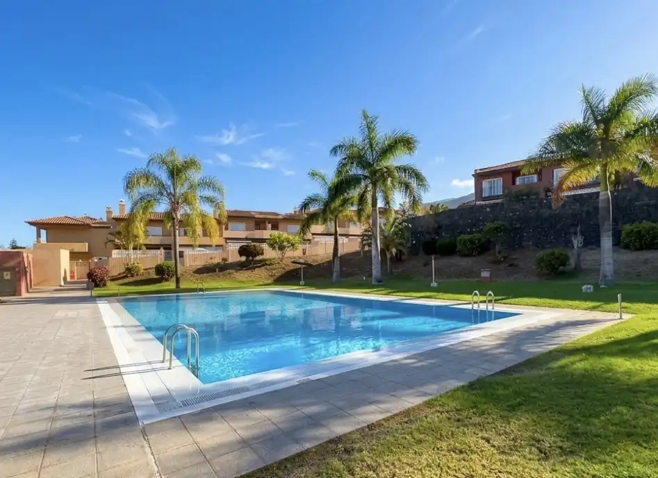 Schwimmbecken von Einfamilien-Reihenhaus zum Verkauf in Puerto de la Cruz mit Klimaanlage, Heizung und Privatgarten