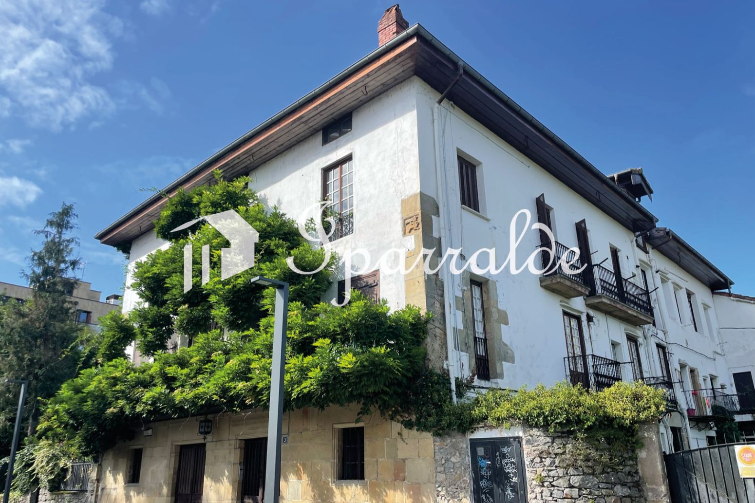 Vista exterior de Pis en venda en Irun  amb Calefacció, Jardí privat i Traster