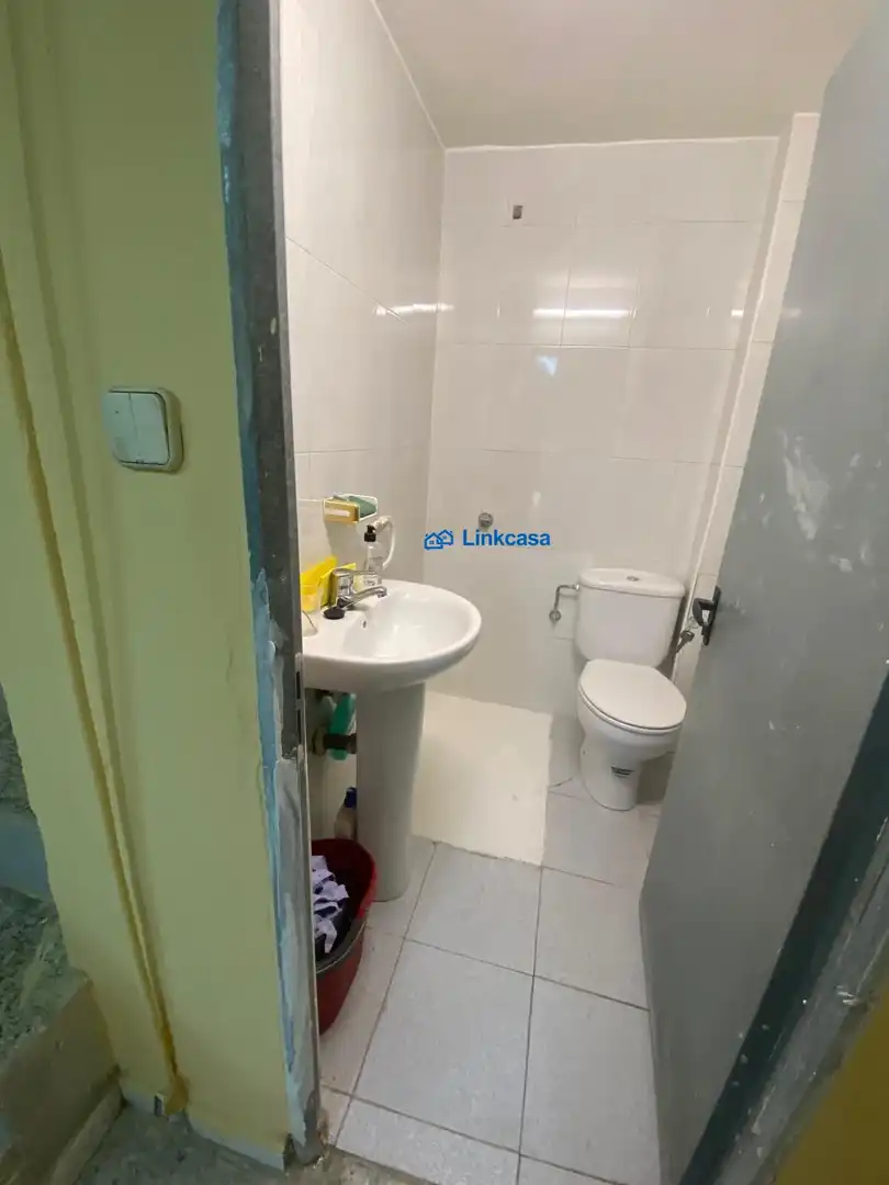 Bathroom of Office for sale in Madrid