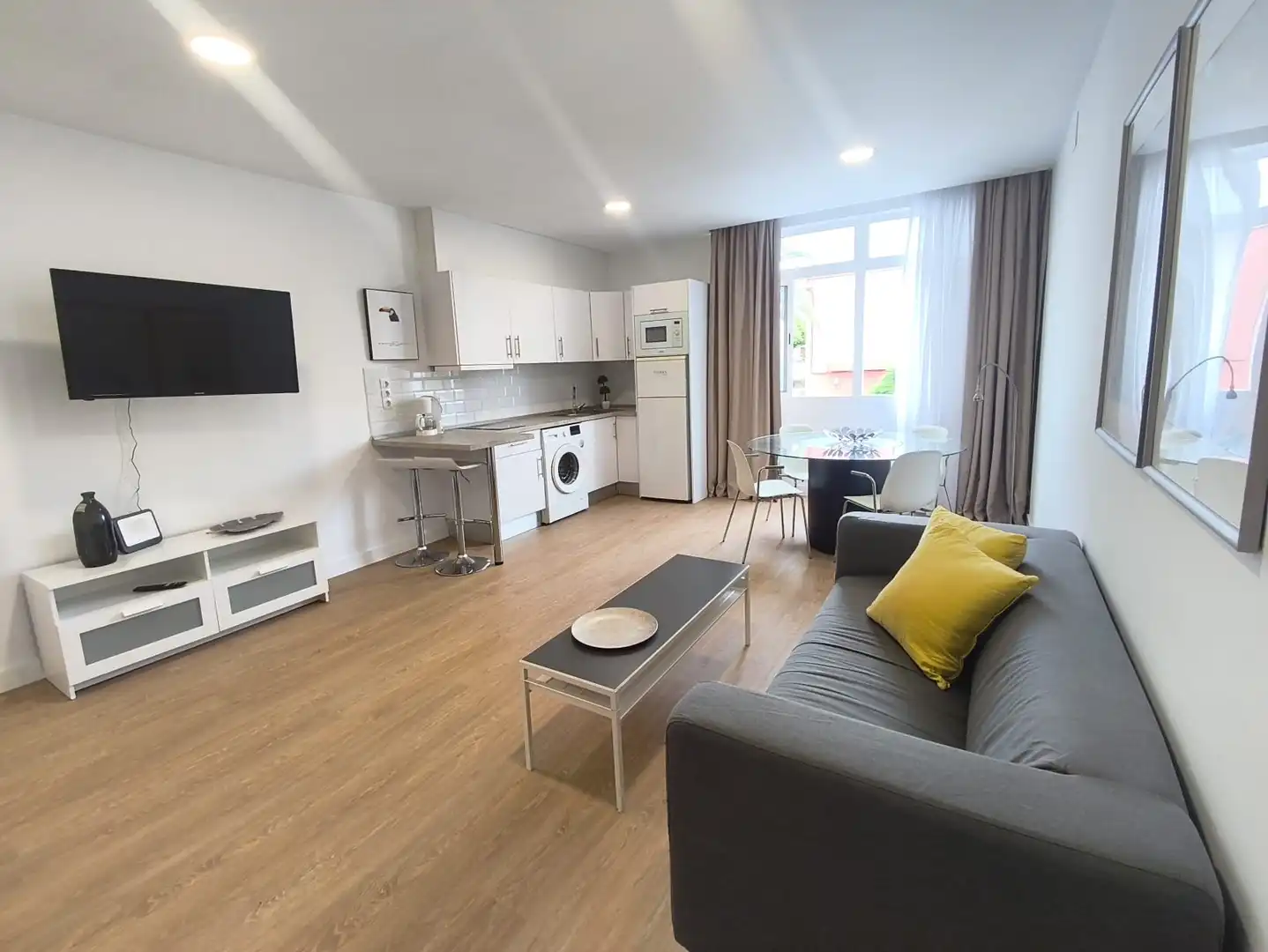 Sala d'estar de Estudi de lloguer en Las Palmas de Gran Canaria amb Parquet, Moblat i Rentadora