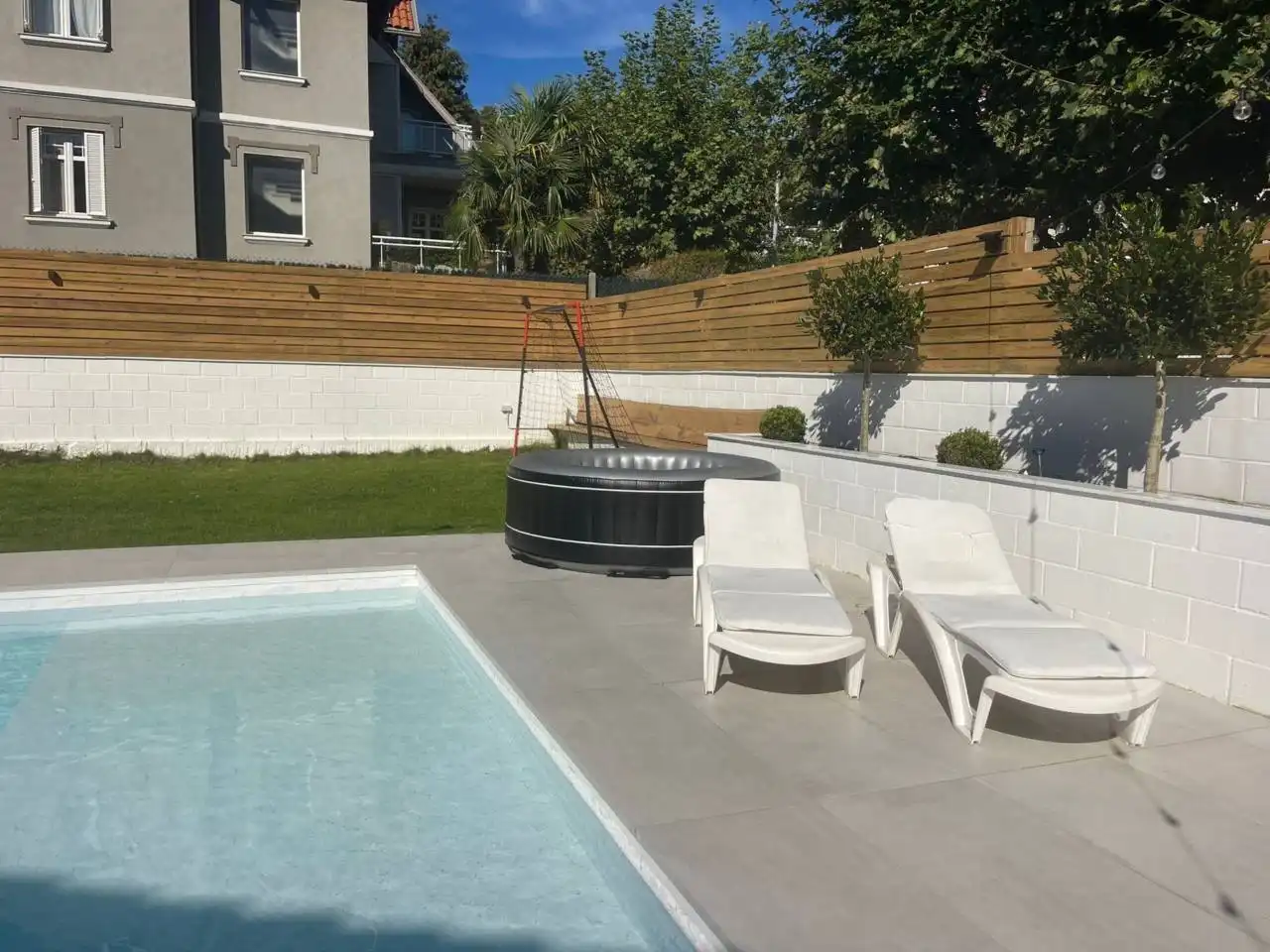 Piscina de Casa o xalet en venda en Donostia - San Sebastián  amb Aire condicionat, Calefacció i Jardí privat