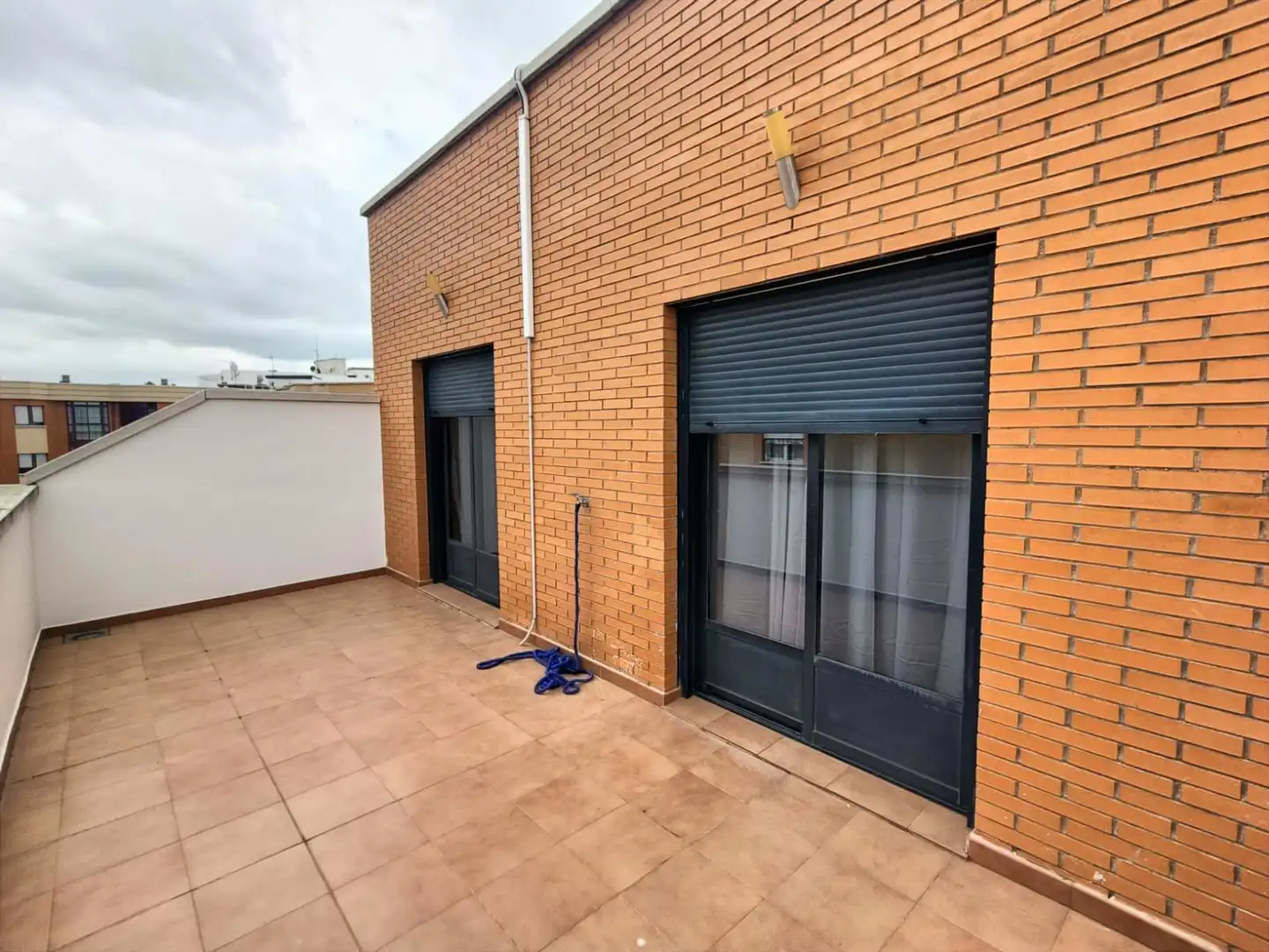 Außenansicht von Wohnung zur Miete in Puertollano mit Klimaanlage, Heizung und Terrasse