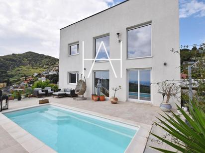 Vista exterior de Casa o xalet en venda en Alella amb Aire condicionat, Traster i Piscina