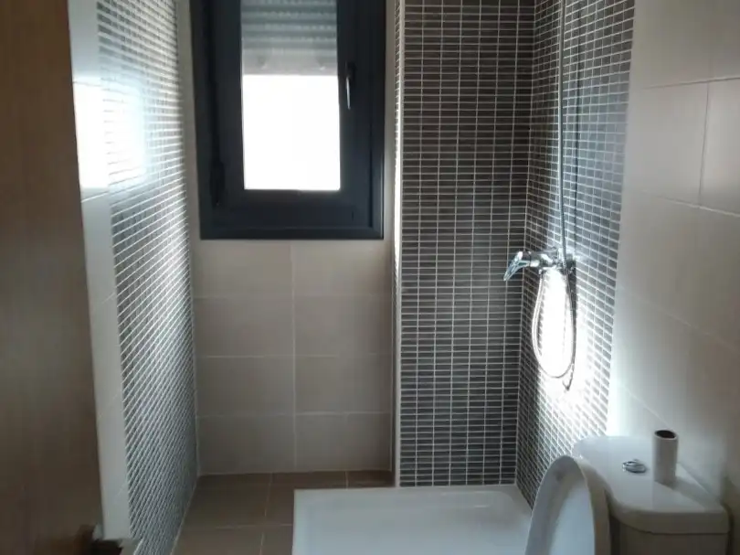 Badezimmer von Wohnung zur Miete in Navalcarnero mit Heizung, Terrasse und Abstellraum