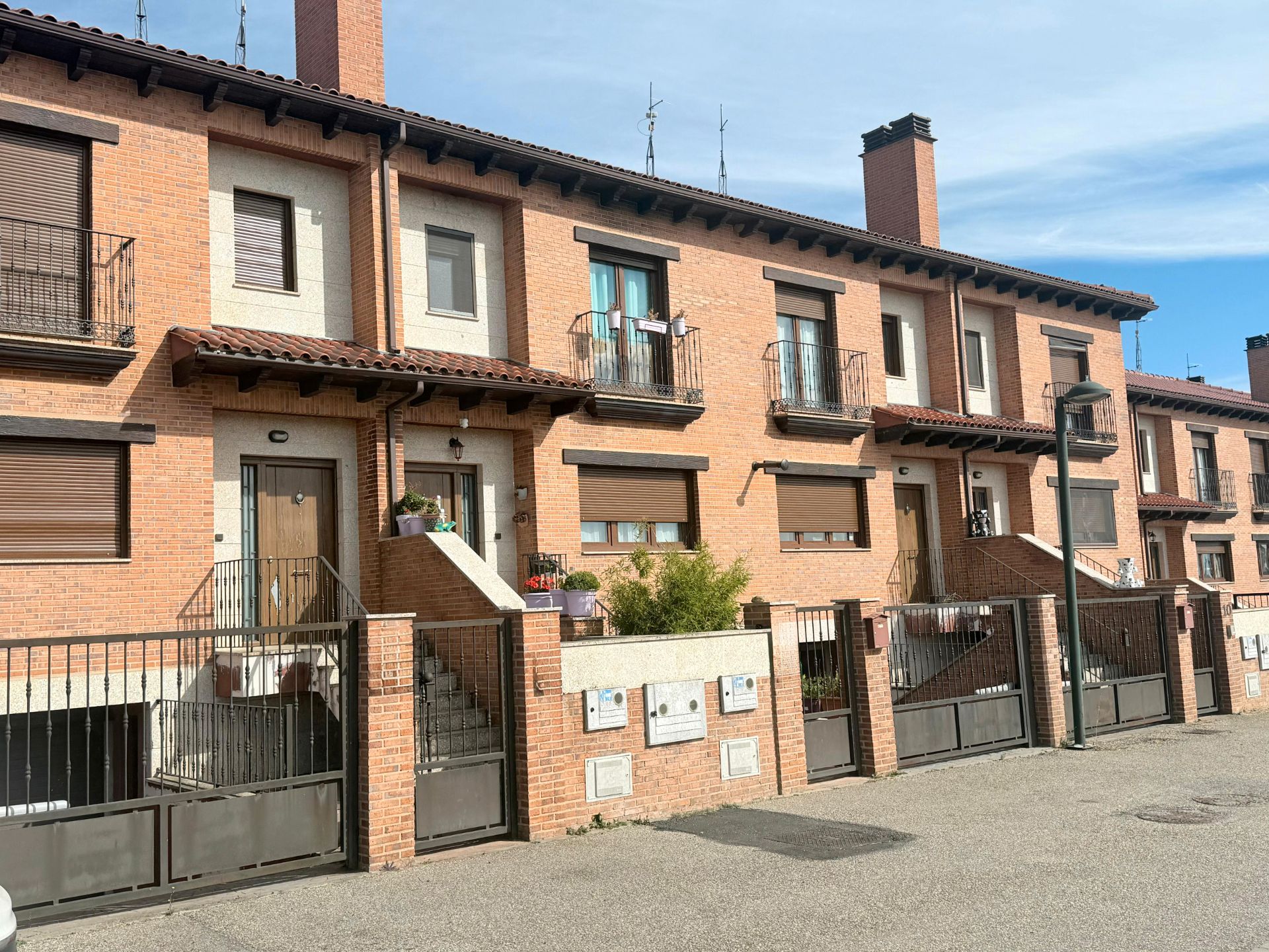 Vista exterior de Casa adosada en venda en Garrafe de Torío amb Calefacció, Jardí privat i Parquet