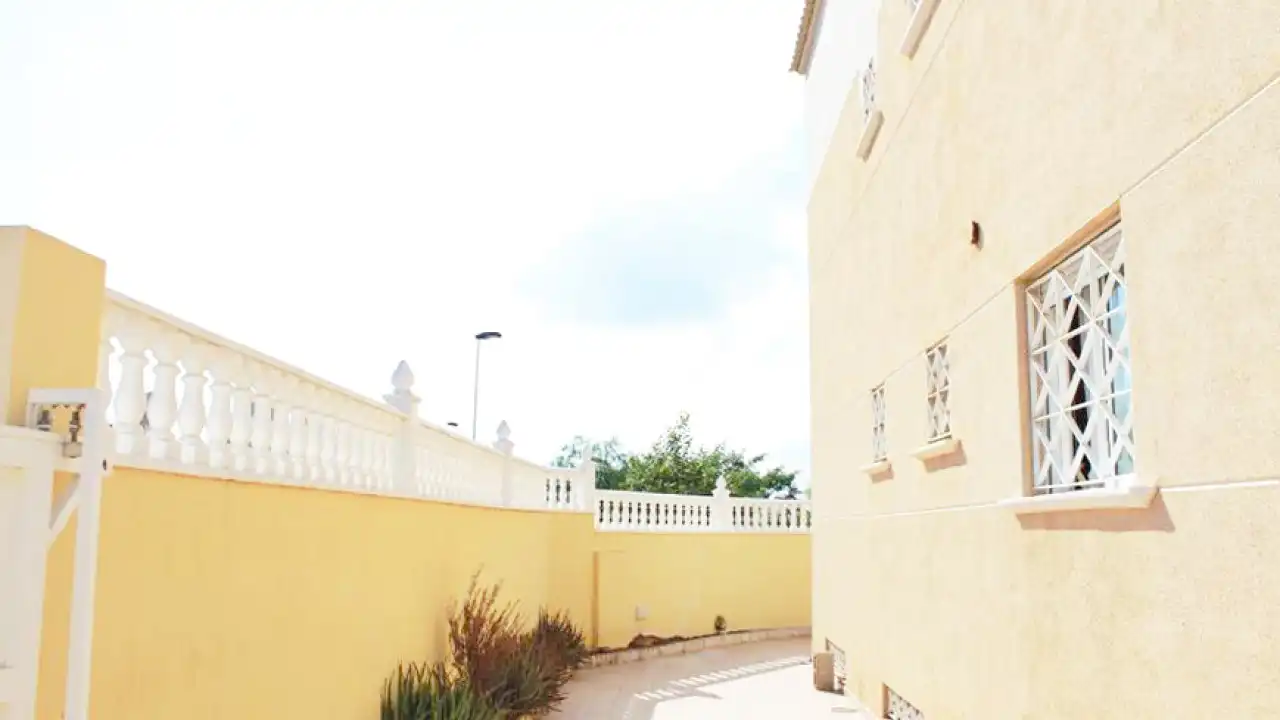 Vista exterior de Casa o xalet en venda en Torrevieja amb Piscina