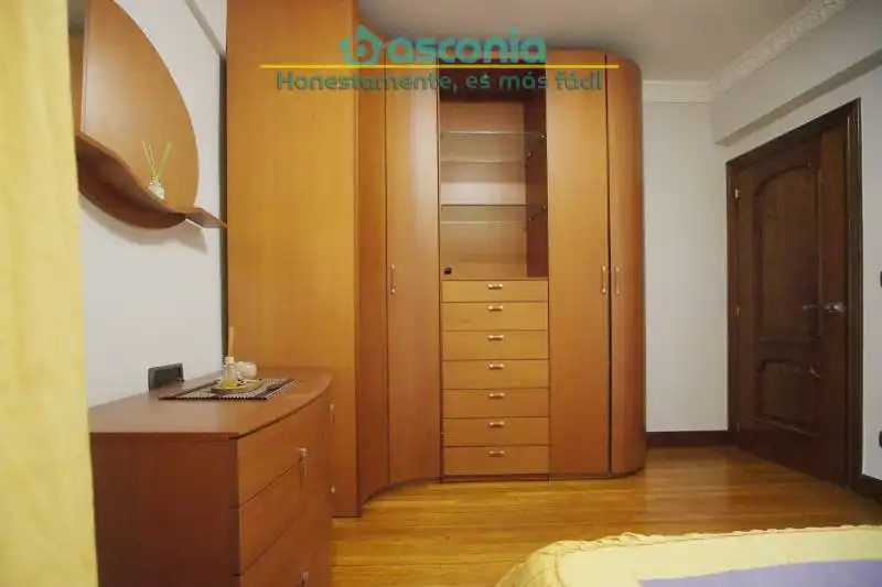 Bedroom of Flat for sale in Basauri   with Heating and Furnished