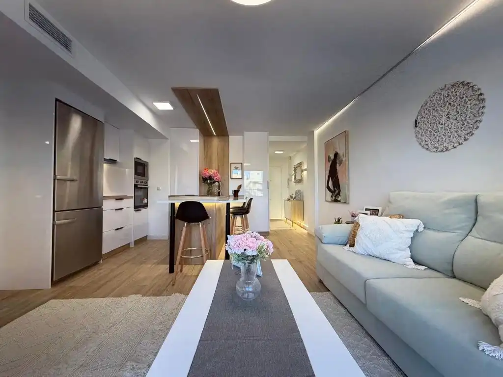 Sala d'estar de Apartament en venda en Torrevieja amb Aire condicionat, Jardí privat i Piscina
