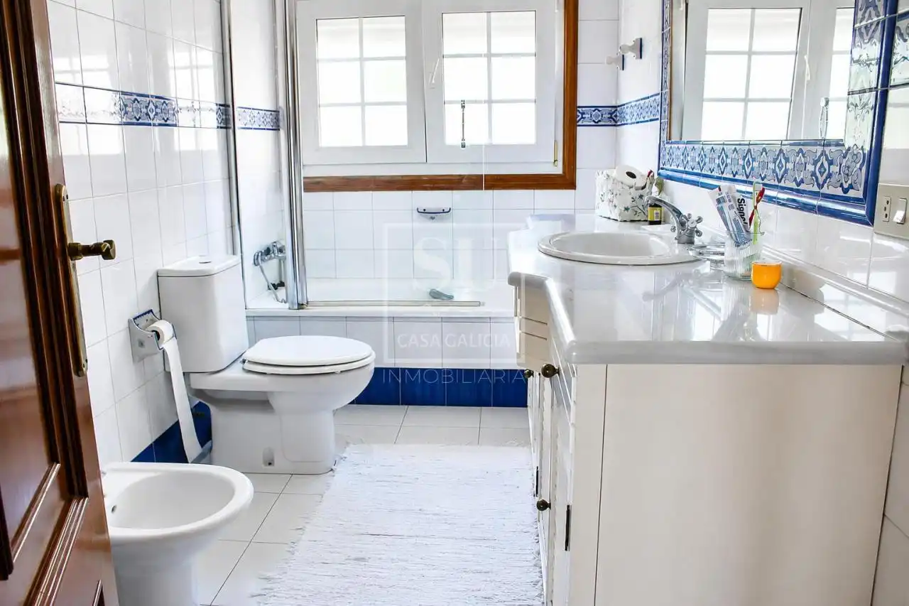 Baño de Casa o chalet en venta en Nigrán con Calefacción, Jardín privado y Terraza