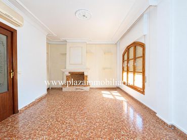 Casa amb balcó en venda a Jardin Lucena