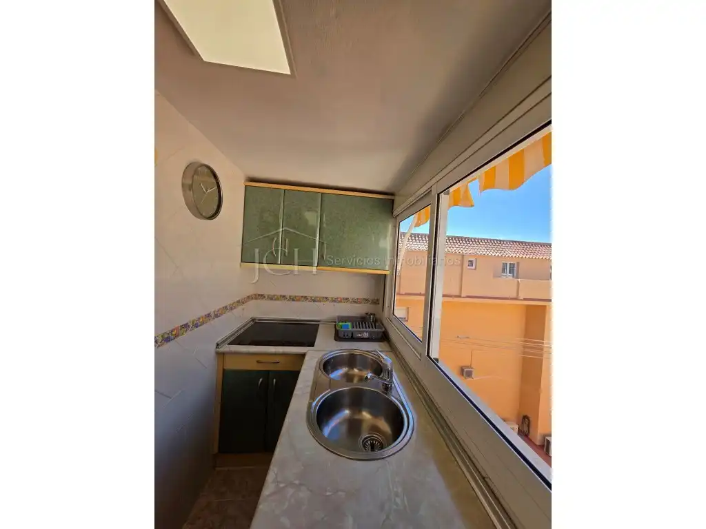 Cuina de Àtic de lloguer en Fuengirola amb Aire condicionat i Moblat