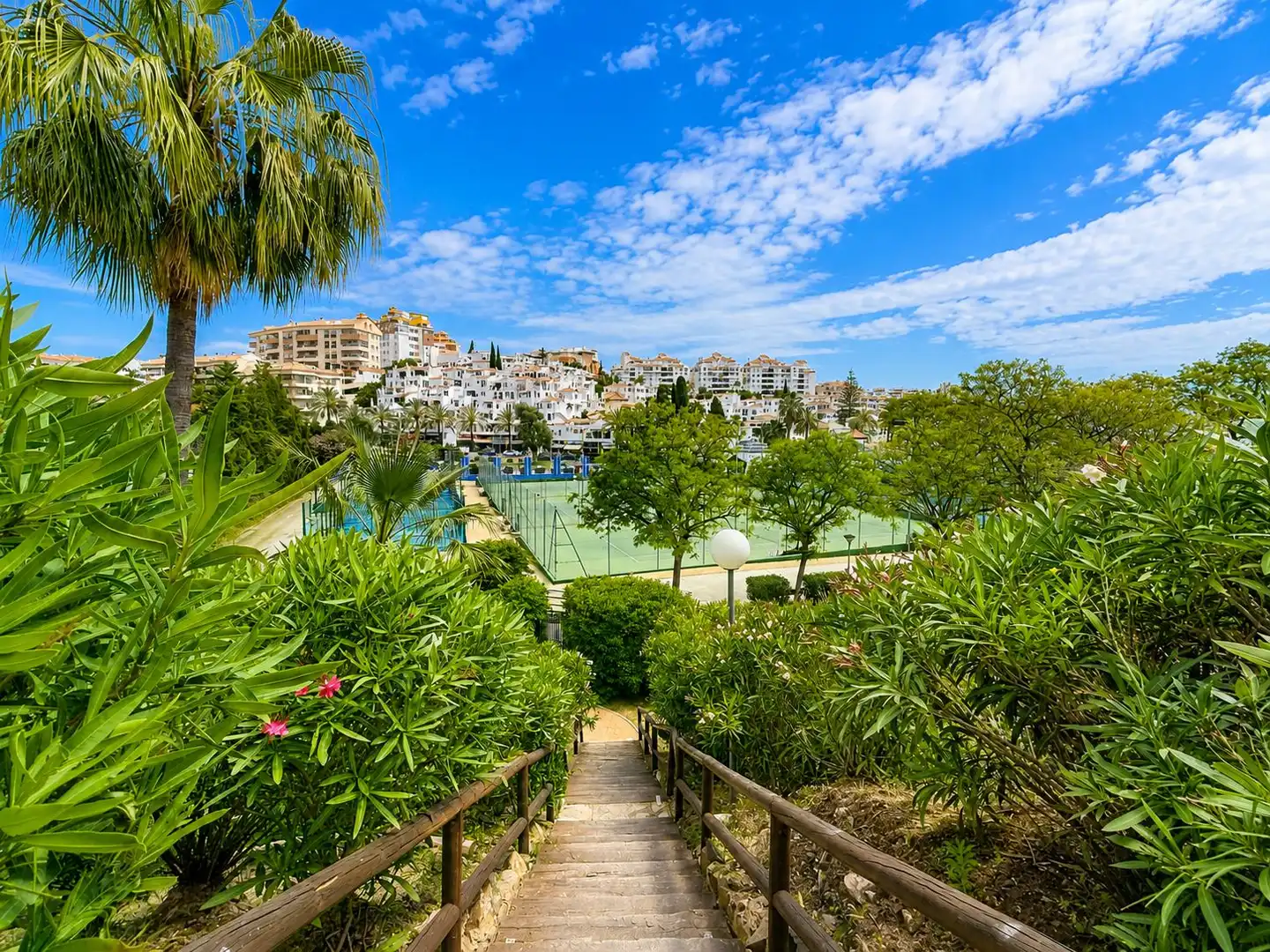 Vista exterior de Apartament en venda en Benalmádena amb Jardí privat i Piscina comunitària