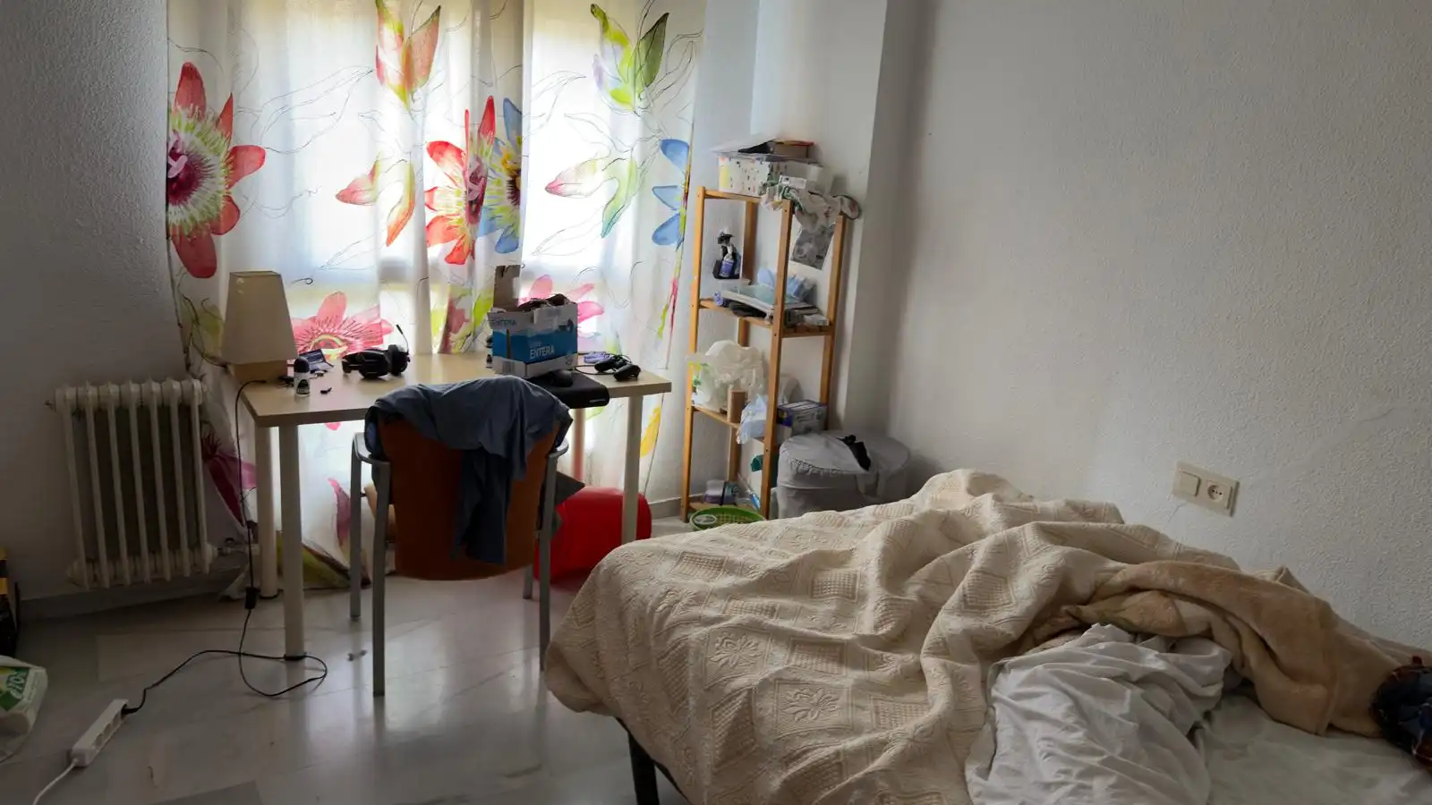 Habitación de Piso para compartir en Granada con Calefacción, Terraza y Amueblado