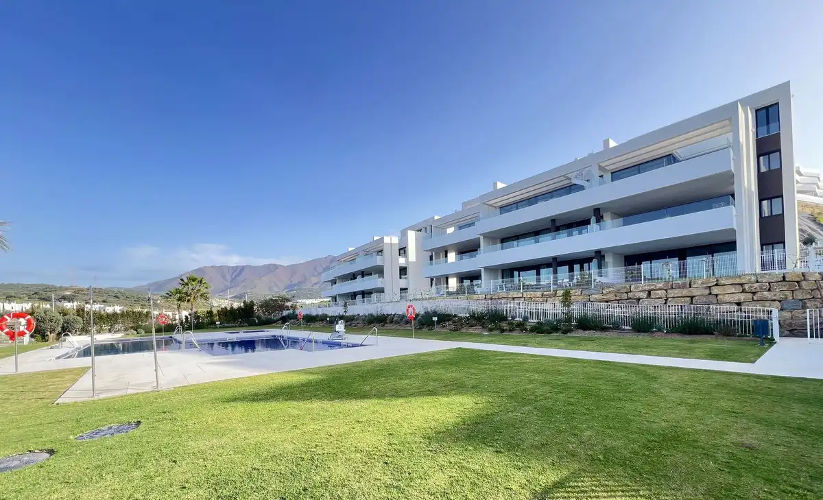 Vista exterior de Dúplex en venda en Estepona amb Aire condicionat, Terrassa i Traster