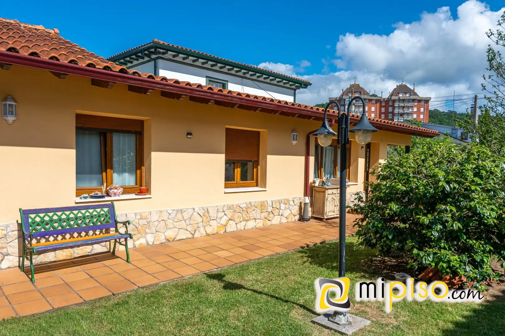 Vista exterior de Casa o chalet en venta en Laredo con Calefacción y Jardín privado