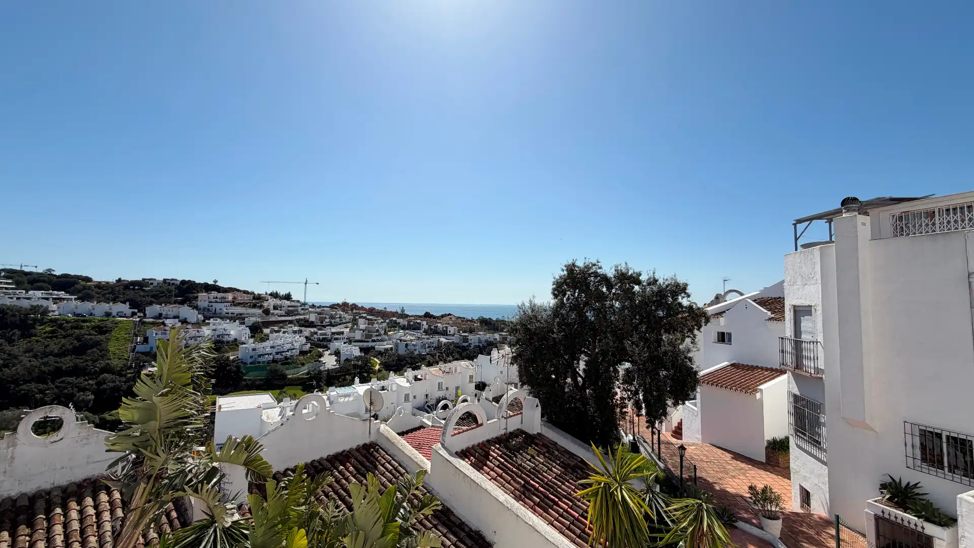 Außenansicht von Einfamilien-Reihenhaus zum Verkauf in Marbella mit Klimaanlage, Terrasse und Balkon