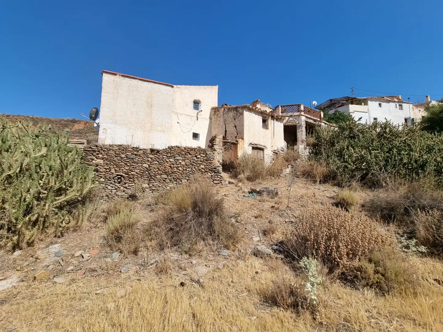 Casa rústica amb jardí en venda a los morales 1