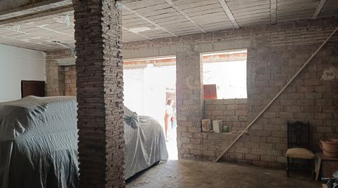 Vivienda de dos plantas con gran potencial en zona residencial.