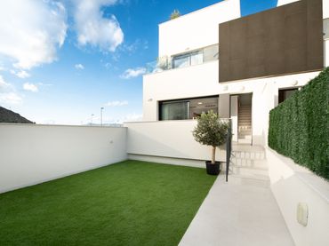 Maison mitoyenne neuf avec balcon à vendre à Calle Bélgica