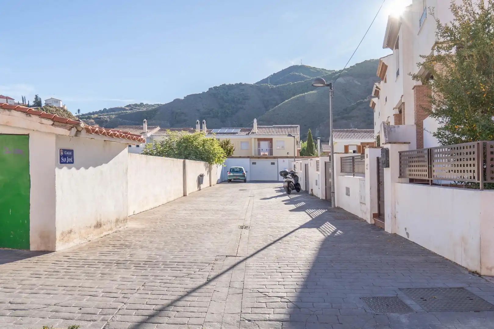 Vista exterior de Casa adosada en venta en Cenes de la Vega con Aire acondicionado, Calefacción y Jardín privado