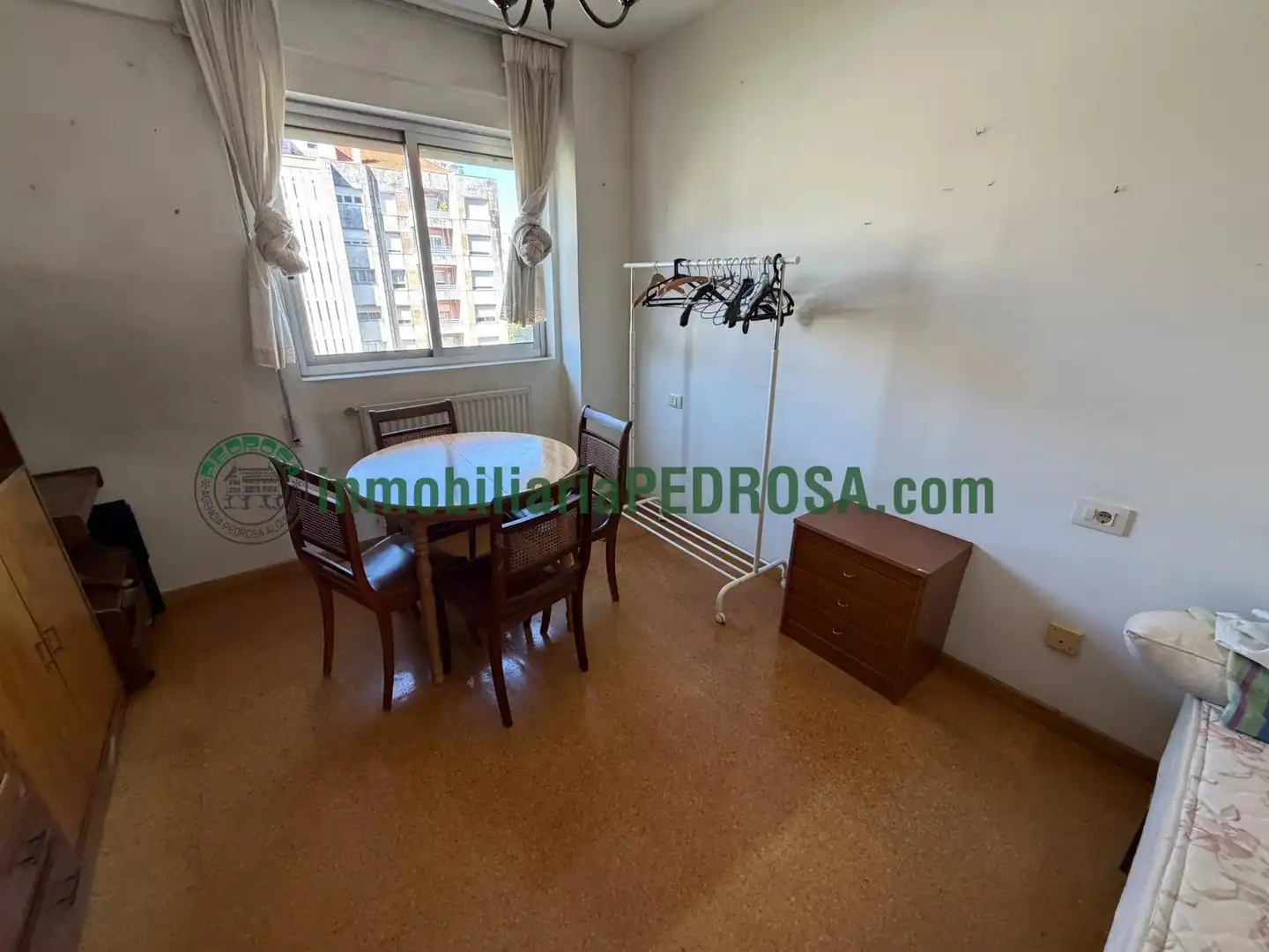 Dormitori de Estudi de lloguer en Pontevedra Capital  amb Calefacció, Parquet i Moblat