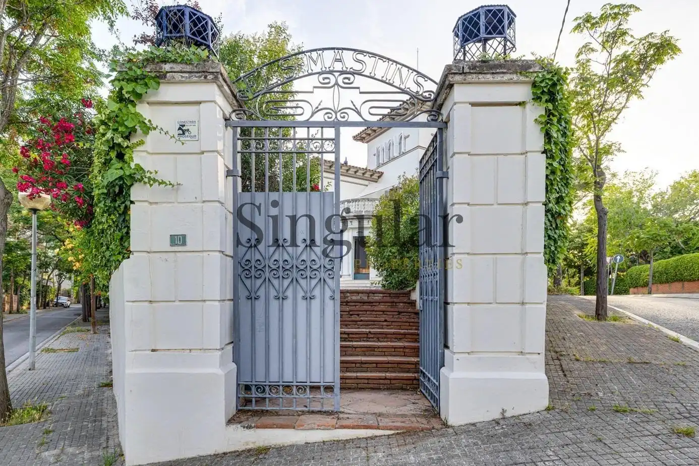 Vista exterior de Casa o xalet en venda en Sant Cugat del Vallès amb Calefacció, Jardí privat i Traster
