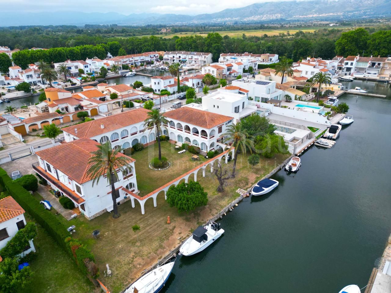 Vista exterior de Planta baixa en venda en Empuriabrava amb Jardí privat i Terrassa