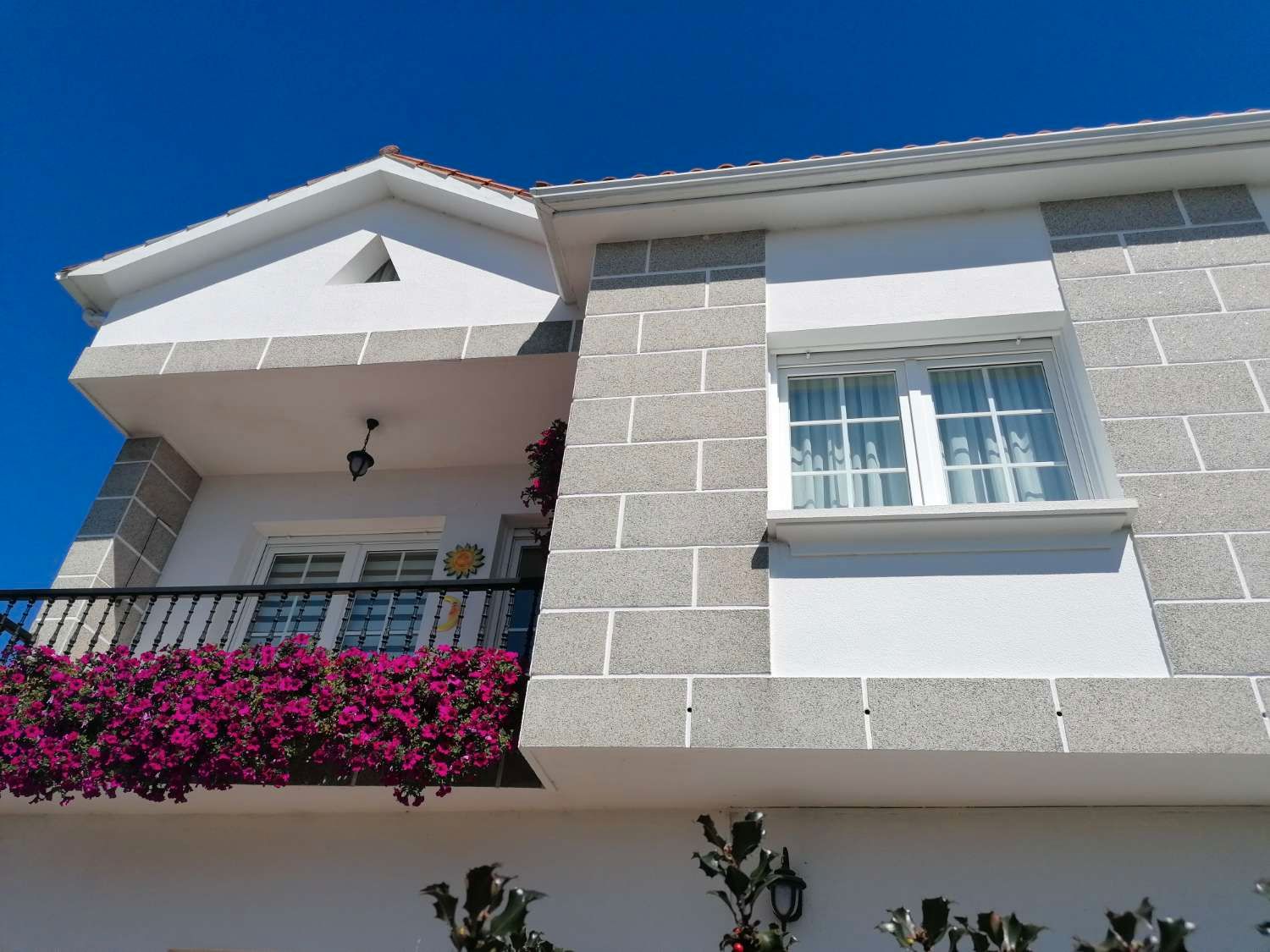 Vista exterior de Casa o xalet en venda en Sanxenxo amb Calefacció, Parquet i Terrassa