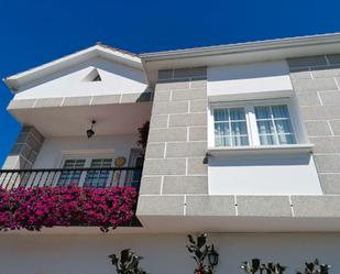 Vista exterior de Casa o xalet en venda en Sanxenxo amb Calefacció, Parquet i Terrassa