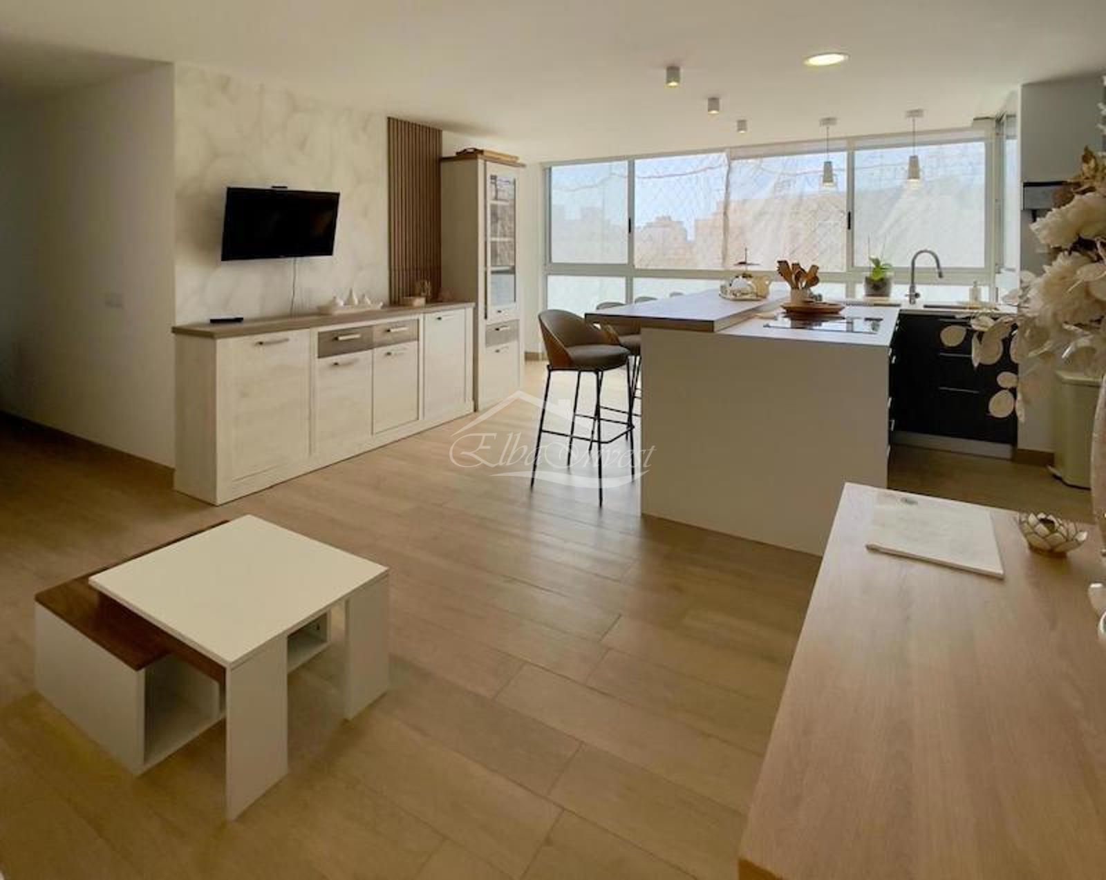 Living room of Flat for sale in  Santa Cruz de Tenerife Capital  with Parquet flooring, Furnished and Oven
