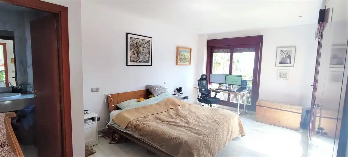 Schlafzimmer von Haus oder Chalet zum Verkauf in Benahavís mit Klimaanlage, Heizung und Privatgarten