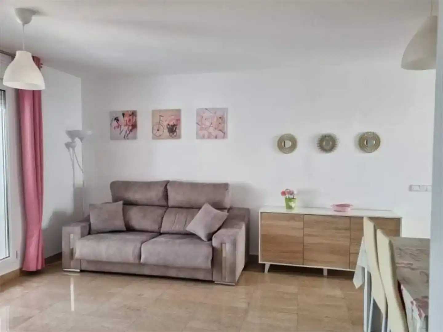 Sala de estar de Piso de alquiler en Manilva con Aire acondicionado y Piscina