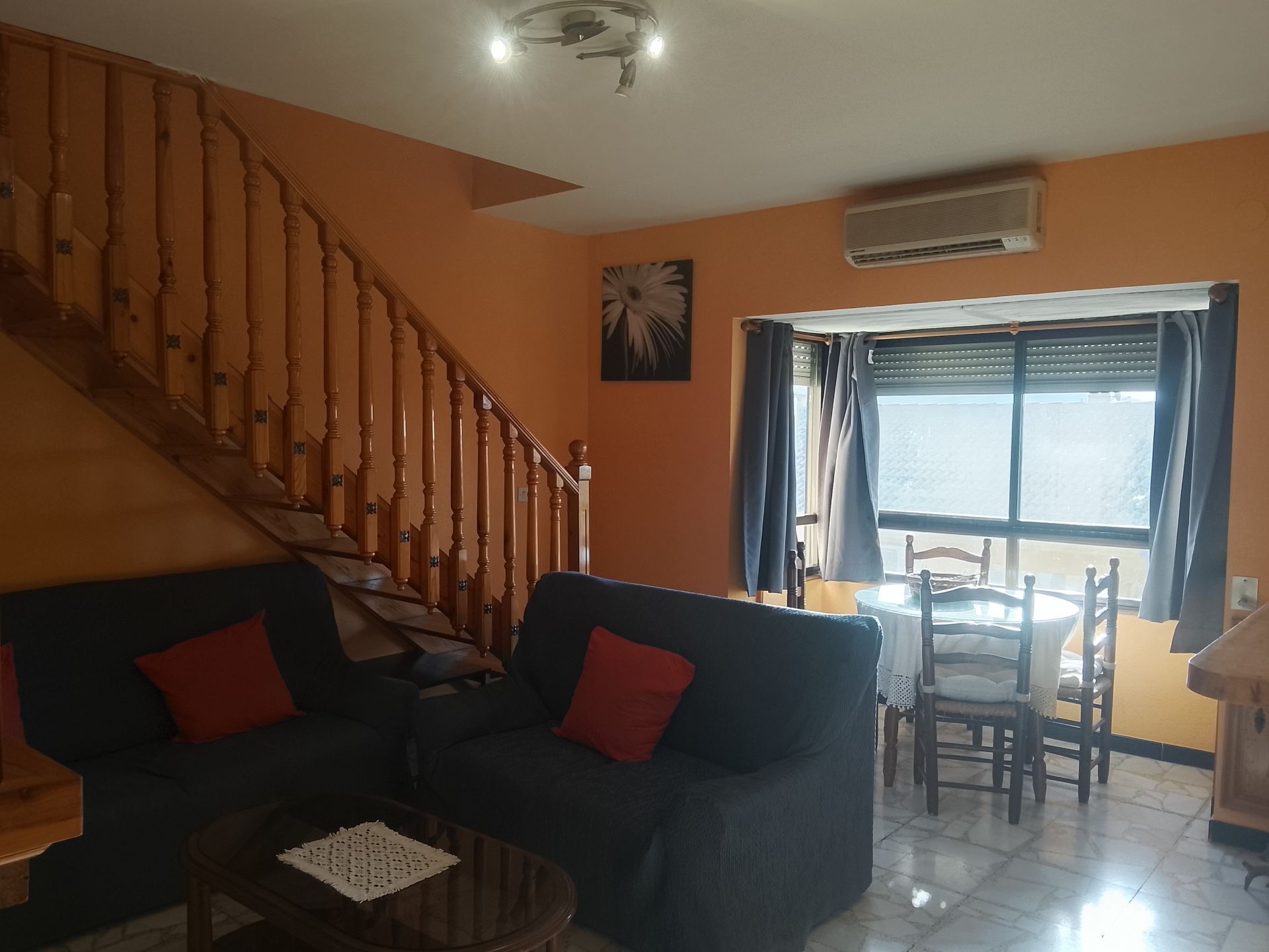 Sala d'estar de Dúplex en venda en Madrigal de la Vera amb Aire condicionat i Moblat