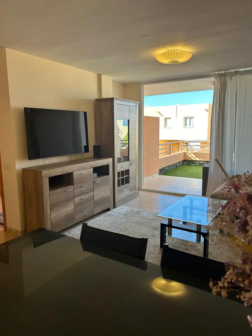 Sala d'estar de Casa adosada en venda en Adeje amb Aire condicionat, Terrassa i Moblat