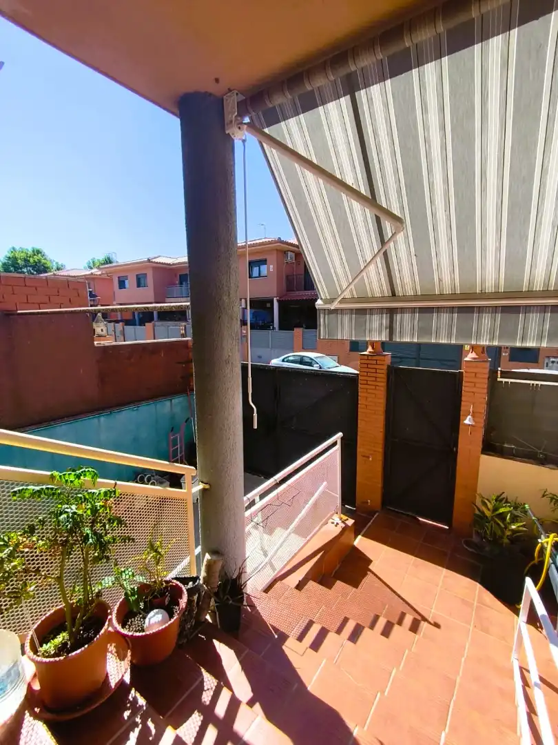 Vista exterior de Casa adosada en venda en Seseña amb Aire condicionat, Calefacció i Jardí privat