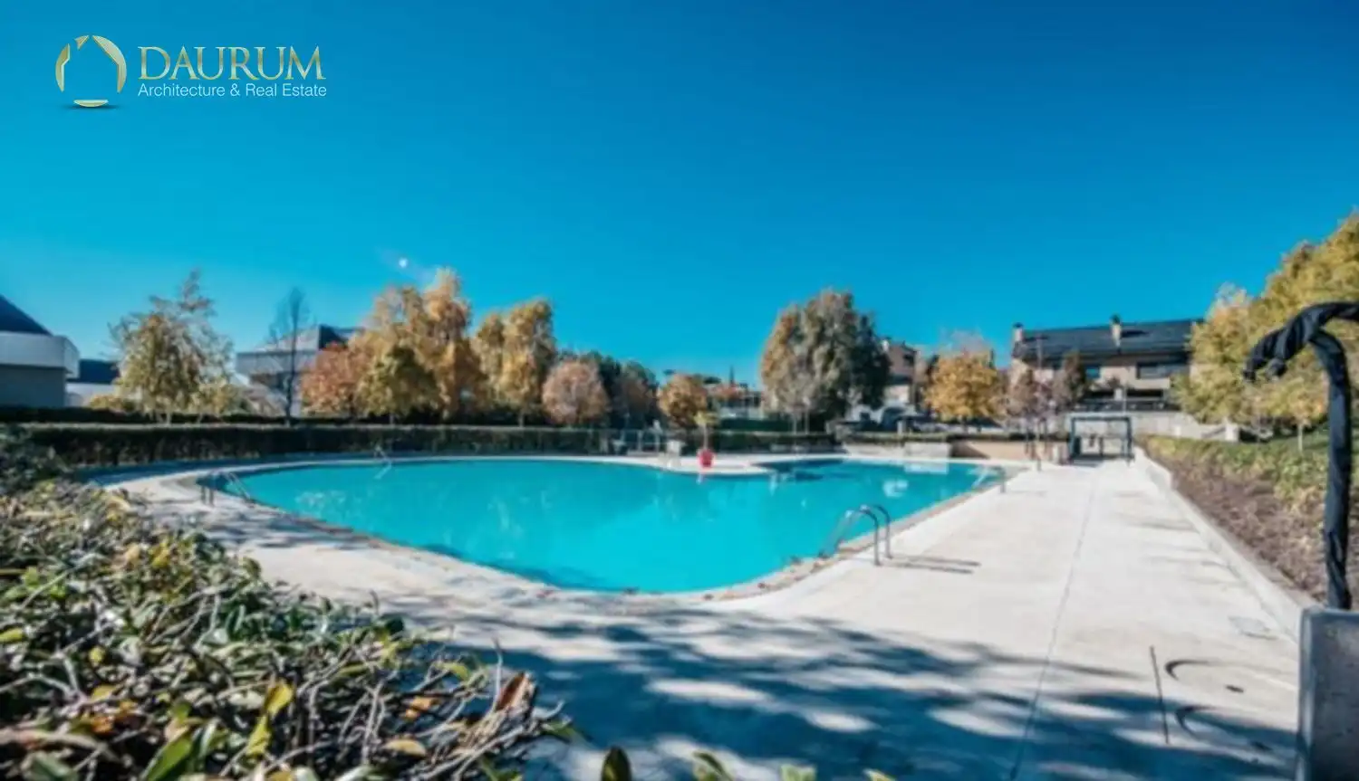 Piscina de Dúplex en venda en La Moraleja amb Aire condicionat, Calefacció i Terrassa