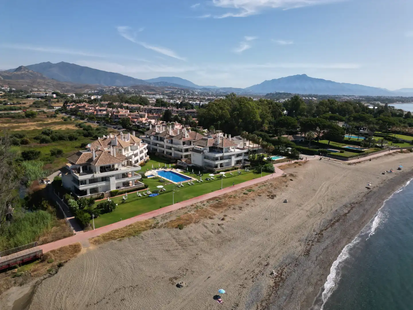 Vista exterior de Planta baja en venta en Estepona con Aire acondicionado, Calefacción y Terraza