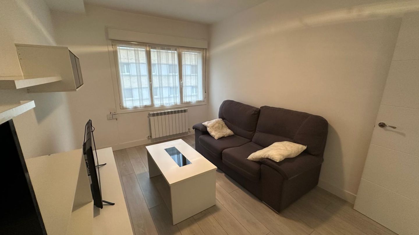 Sala de estar de Piso en venta en Vitoria - Gasteiz con Calefacción, Parquet y Amueblado